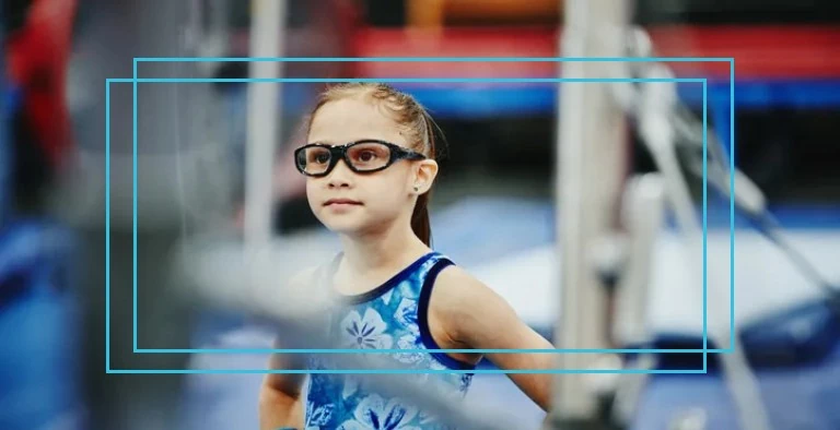 dziewczynka w okularach sportowych